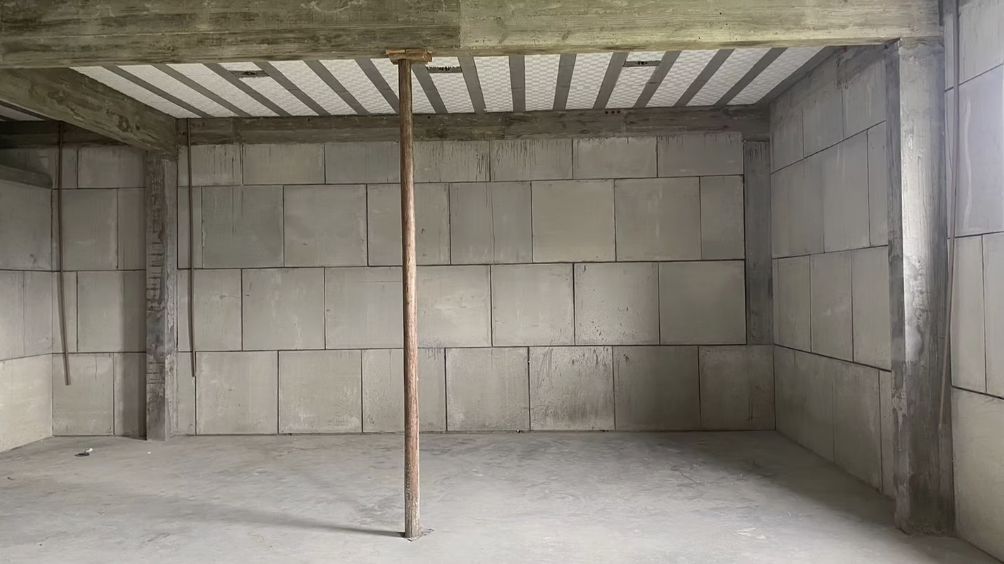 Ambiente comercial com aplicação de blocos de concreto
